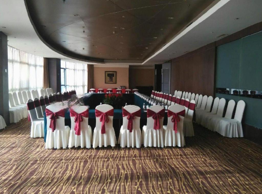 Qingdao Royal Garden Hotel Esterno foto