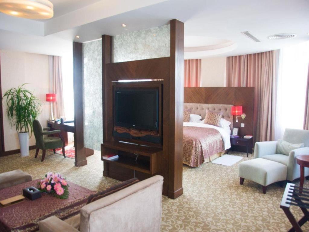 Qingdao Royal Garden Hotel Esterno foto